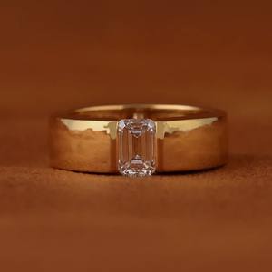 Anillo de Compromiso para Hombre con Diamante Moissanita de Corte Esmeralda de 2.00 CT, Plata 925, Engaste de Bisel y Tensión con Tecnología de Incrustación de Garras - Product Image 4