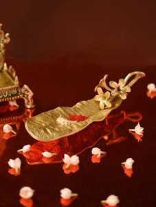 Feuille métallique avec base en marbre pour table console d'entrée, étagère décorative, accent artistique moderne, élévation du style contemporain de la maison - Product Image 4