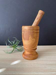 Maja de mortero de madera versátil, perfecta para uso diario en aplicaciones culinarias de mezcla de hierbas o rituales - Product Image 4