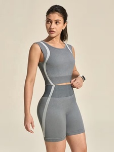 Ensemble de yoga gris pour la gym, haut court dos nageur à encolure dégagée et short taille haute, avec bordure contrastante, ensemble deux pièces sans couture - Product Image 2