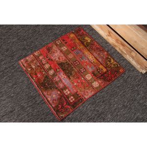 Alfombra turca vintage de 2.3x2.6 pies (70x80 cm), patchwork rojo geométrico con elementos florales. - Product Image 3