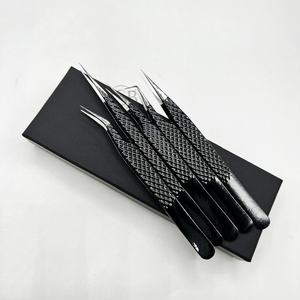 Pinzas de pestañas de acero inoxidable sostenibles japonesas profesionales personalizadas, herramienta de extensión de pestañas probada a mano con agarre fuerte negro - Product Image 1