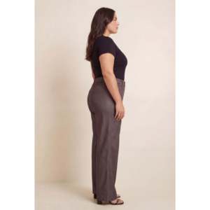 Pantalon en tissu grande taille pour femme avec ceinture élastique et aspect denim, marron - Product Image 3