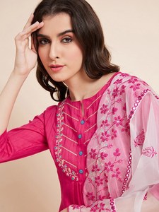 Ensemble de mode féminine indienne : Kurta, pantalon et dupatta en coton pur rose uni avec broderie élégante pour l'été - Product Image 5