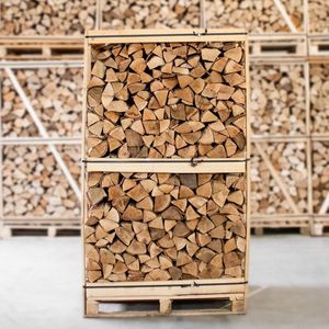 Bois de chauffage sec Ankara : Lot de bois empilé dans une caisse en bois avec sangles métalliques pour stockage extérieur - Product Image 3
