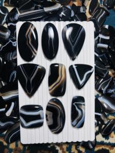 Agate noire à bandes de haute qualité, 100% naturelle, pierre précieuse en vrac pour la fabrication de bijoux, formes variées, grossiste direct - Product Image 1