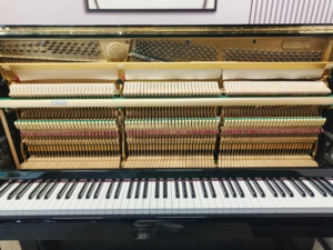 Piano Acústico Vertical Usado KAWAI KU1B Negro, de Calidad Profesional Japonesa, con Estilo Mecánico, para Exportación al por Mayor - Product Image 3