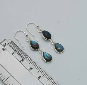 Boucles d'oreilles avec pendentif en labradorite, pierre de naissance, en argent sterling, forme crochet et deux pierres - Product Image 2