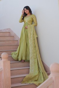 Designer élégant soie femmes longue robe de mariée traditionnelle indienne pakistanaise Style broderie travail dentelle bordure pour fête porter - Product Image 5