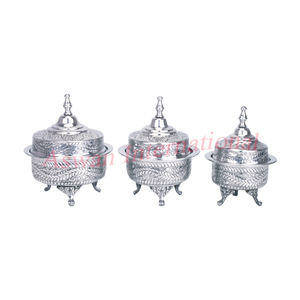 Fourniture de Pots et de bols à Date arabes Khajoor en aluminium de qualité supérieure, finis en argent, fabriqués à la main - Product Image 1