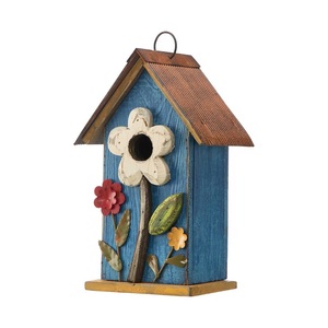Encantadora Casa de pájaros de madera azul con diseño floral hecho a mano, ideal para colgar en el jardín, decoración rústica para exteriores, acento - Product Image 3