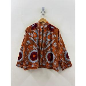 เสื้อแจ็คเก็ตสั้นกำมะหยี่แบบกลับด้านได้ ลายปักมือซูซานี สีเบิร์นซีเอียน สำหรับสุภาพสตรี คอลเลคชั่นฤดูใบไม้ร่วง รุ่นซามาร์คันด์ บลูม  ทำจากหนังแกะ - Product Image 2