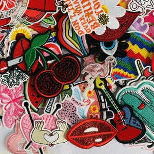 Sombrero elegante personalizado del fabricante OEM, parches bordados, logotipo 3D, parches de marca a granel de hierro, tela cosida en forma de corazón en blanco - Product Image 2