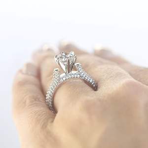 Anillo de compromiso de corte redondo pavé para mujer - Product Image 3