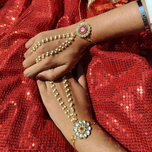 Pulsera chapada en oro con perlas y Kundan Hath Panja, con anillo de cadena, recuerdos para damas de honor, Sangeet, Haldi, Joyería Jaggo, adornos de mano para mujer - Product Image 1