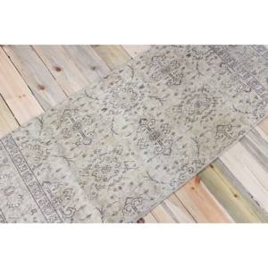 Tapis turc vintage de 2,4 x 5,6 pieds, petit tapis, tapis brun, tapis à motifs floraux - Product Image 2