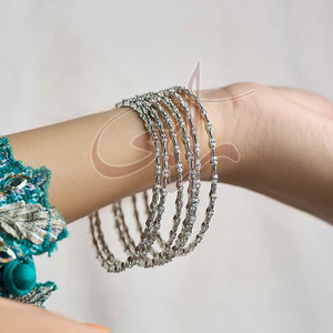 Perle en argent plaqué or aux tons froids, pièce maîtresse d'une combinaison classique pour bracelets élégants et cadeaux formels - Product Image 4
