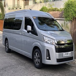 Minibuses/Minivans Hiace Usados 2023, 15 Asientos, Automáticos, Faros LED, Interior de Cuero, Neumáticos R17, Motor a Gasolina con Emisión Euro VI, en Venta - Product Image 1