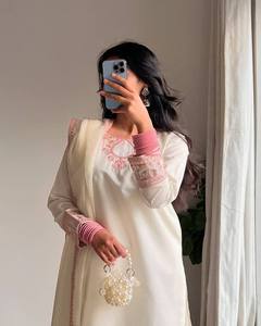 Ensemble Salwar Kameez élégant et rose brodé avec accessoires en perles - Product Image 3