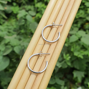 Boucles d'oreilles créoles de fiançailles en argent sterling 925 plaqué or pour femmes faites à la main en diamant demi-cercle Bijoux de piercing fin pour les mariages - Product Image 1