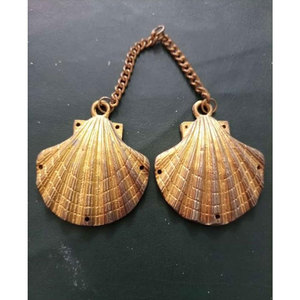 Pendentif coquille Saint-Jacques en laiton antique avec chaîne de pèlerinage Médaille symbolique religieuse pour régalia ou bijoux - Product Image 2