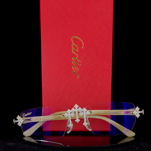 แว่นตาทรงสามเหลี่ยมแบบมีสายคล้องคอ  แบบคิวบา  ฮิปฮอป  เครื่องประดับ  ของขวัญ  ขายส่ง  แบบชุบ  ป้องกันรังสียูวี 400 สีขาว  ผ่านการทดสอบเพชร  มอยส์ซาไนต์ - Product Image 4