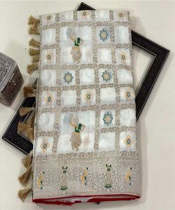 Saree en velours de soie avec chemisier brodé - Product Image 2