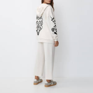 Nouveau design Automne Hiver Sweat-shirt à capuche respirant pour femmes Sweat-shirt uni ample Mode Peluche Brodé Col rond Femme Personnalisé - Product Image 2