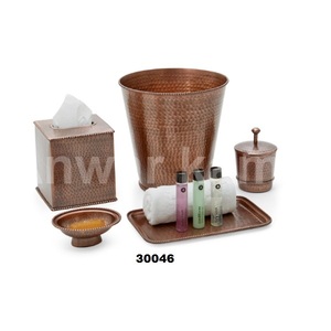 Juego de accesorios de baño de metal martillado en acabado de cobre 5 uds incluido soporte de pañuelos bandeja de jabonera para juego de decoración de baño - Product Image 1