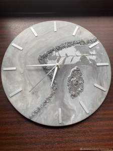 นาฬิกาติดผนังเรซิ่นอีพ็อกซี่ดีไซน์ทันสมัยใช้แบตเตอรี่ขนาดสั่งทำได้ของตกแต่งบ้านหรูหราของขวัญแต่งงานสีเต็มรูปแบบนามธรรม - Product Image 3