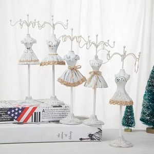 Soporte de joyería estilo vestido blanco con diseño elegante perfecto para exhibir collares, pulseras y pendientes para el hogar - Product Image 1