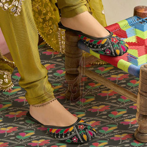 Elegancia y Arte: Zapatos de Terciopelo Negro con Bordado a Mano, Personalizables, Antideslizantes, de Cuero Genuino con Estampado, a la Moda - Product Image 3