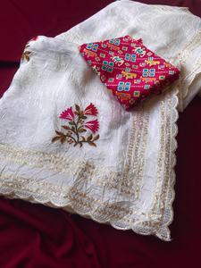 Sari de Organza Premium para Mujer con Patrón de Lentejuelas Tejidas en Toda la Prenda y Borde Festoneado, Hecho en India - Product Image 2