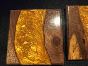 Ensemble de 2 sous-verres en résine dorée et noyer de forme carrée finie naturelle, parfaits pour les boissons à la maison, le thé et la décoration de table. - Product Image 2