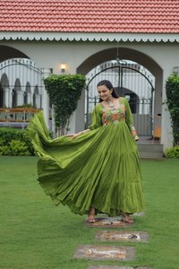 Salwar Kameez Tradicional Indio de Diseño Premium para Mujer con Bordado, Lentejuelas y Zari para Bodas y Fiestas - Product Image 2
