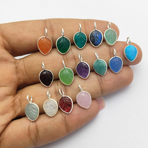 Pendentif pierre précieuse sculpté feuille de calcédoine bleue - Product Image 5