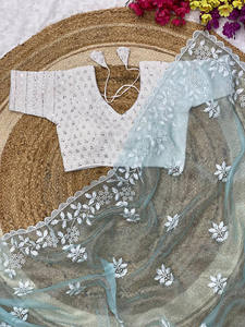 ผ้าส่าหรีออแกนซ่าลายดอกไม้สีขาวสำหรับงานปาร์ตี้และงานแต่งงานงานปักลายดอกไม้ที่ได้รับการออกแบบอย่างสวยงามในอินเดีย - Product Image 4