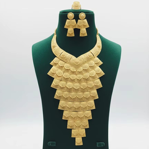 Conjunto de Gargantilla de Latón y Cobre de Lujo para Mujer con Diseño Elegante, Construcción Duradera y Joyería Perfecta para Bodas y Fiestas - Product Image 1