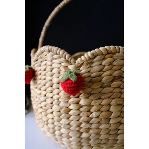 Panier en macramé à la fraise mignon, décoratif, fait à la main, pour le rangement, les courses, la vanité, les produits de soin de la peau et les articles ménagers essentiels en provenance d'Inde - Product Image 2
