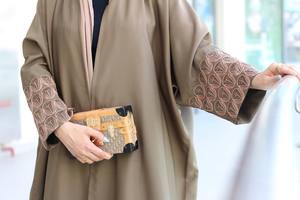 Meilleure vente robe abaya de luxe en satin élégante style ODM à volants soie de haute qualité tailles personnalisées XXXL XXL anti-rides pour musulmans - Product Image 2