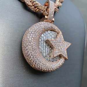 Colgante Clásico con Diseño Lunar, Moissanita VVS que Brilla en la Oscuridad, Chapado en Oro de 14K y Rodio, Joyería Hip Hop Personalizada - Product Image 1