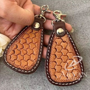 Llaveros de cuero tallados a mano, llaveros de coche promocionales, accesorios de cuero de vaca genuino, llaveros bonitos para Unisex - Product Image 1