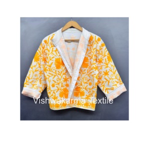 Veste courte en velours de coton Suzani brodée, écologique, fabriquée à la main en Inde, style bohème, col montant, cadeau d'hiver pour elle - Product Image 1