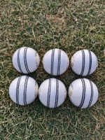 Pelota de Cricket Blanca Personalizada OEM, 4 Piezas, Cosida a Mano, de Cuero, para Entrenamiento, Resistente, Calidad Estándar Internacional, Logotipo Personalizado