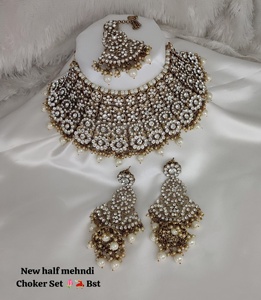 Nouveau design plaqué or traditionnel goutte perle et pierre cloutée boucle d'oreille Mangtika collier ras du cou ensemble et ensemble de bijoux pour femmes - Product Image 4