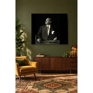 Fida Atatrk regarde vers le haut vers le podium, impression sur toile noir et blanc - Product Image 1