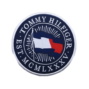 Écussons tissés personnalisés pour chapeaux et vêtements, étiquettes en toile écologiques avec logo personnalisé, forme de cœur, fabriquées au Pakistan - Product Image 1