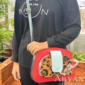 Nuevo Bolso con solapa de cuero colorido con estampado de animales para el pelo, bolso de cuero reciclado, bolso con correa para el hombro hecho a mano, bolso cruzado para mujer - Product Image 1