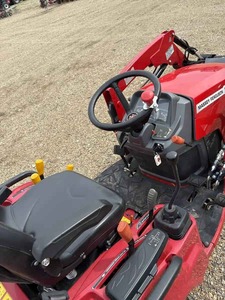 รถแทรกเตอร์ขนาดเล็ก Massey Ferguson GC1705 พร้อมชุดตักหน้า DL100, รถแทรกเตอร์สีแดงขับเคลื่อน 4 ล้อ สำหรับงานเกษตรและสวน - Product Image 6