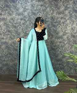 SEDA DE DISEÑADOR CON FONDO DE VESTIDO DE TRABAJO FANTÁSTICO CON DUPATTA FESTIVE WEAR PRECIO AL POR MAYOR ROPA ÉTNICA SKY LOW RANGE - Product Image 1